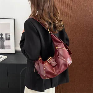 Retro burgunderrote Hobo-Tasche mit Goldnieten und dekorativem Schnallendetail