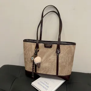 Sac Fourre-Tout Vintage en Cuir PU Brillant pour Femmes Grande Capacité Sac à Épaule Avec Breloque Crème Glacée Sac à Main Mode Rétro pour Bureau Quotidien