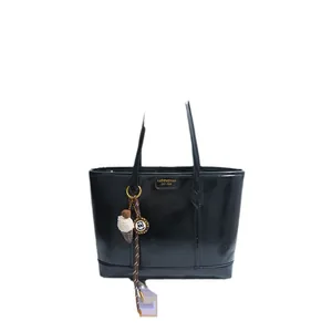 Grand sac cabas en cuir PU noir brillant avec logo et détail de breloque
