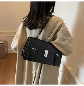 Vue détaillée du sac accordéon en cuir noir mat avec fermoir métallique argenté