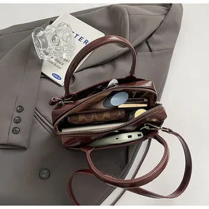 Geräumiges Innenleben der dunkelroten Lackleder-Tote-Bag zeigt Stauraum für Essentials