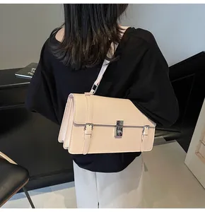 Vue détaillée d'un sac cartable rose clair avec fermoir rotatif argenté et boucles