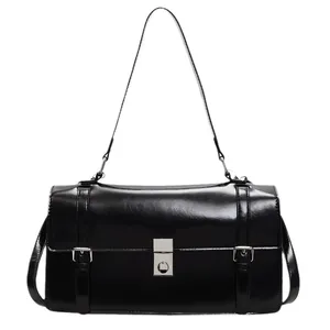 Sac messager classique en cuir noir brillant avec fermoir rotatif argenté et bandoulière