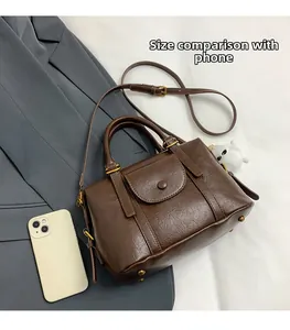 Borsa boston retrò marrone con manici, tracolla e dettaglio di ciondolo in peluche