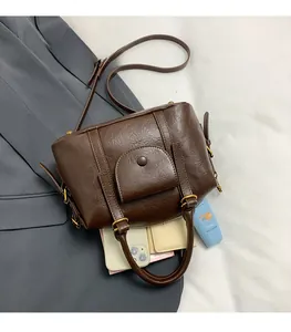 Borsa a mano marrone scuro in pelle martellata con spazio per cellulare e cosmetici