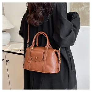 Borsa a tracolla vintage in pelle marrone indossata da modella mostra dimensioni e stile