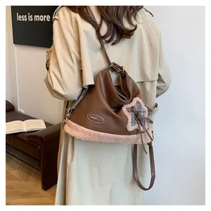 Detailaufnahme der braunen Ledertasche mit Plüschbesatz und Sternanhänger
