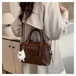 Borsa Boston retrò marrone con trama in pelle, tasca frontale e ciondolo a forma di pecora