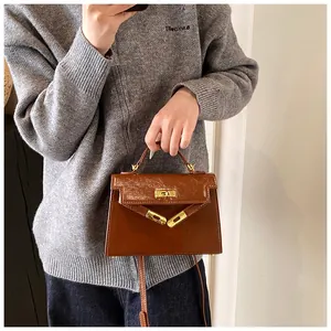 Sac Kelly rétro en cuir vernis pour femme hiver mode tendance sac à bandoulière chic et élégant.