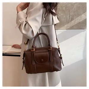 Dettaglio della borsa Boston marrone in pelle martellata con finiture in oro retrò