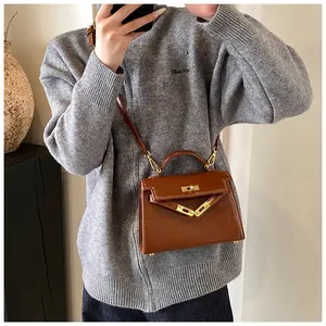 Vue de détail montrant le design élégant et les ferrures dorées du sac vintage marron.