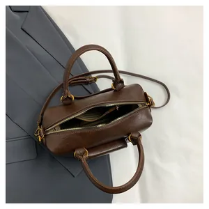 Dettaglio della borsa Boston vintage marrone che mostra la capacità e la fodera a righe