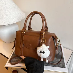 Borsa Boston da Donna Retro a Forma di Cuscino Grande Capacità in Pelle PU Con Ciondolo a Forma di Pecora in Peluche Borsa a Tracolla per Moda Quotidiana