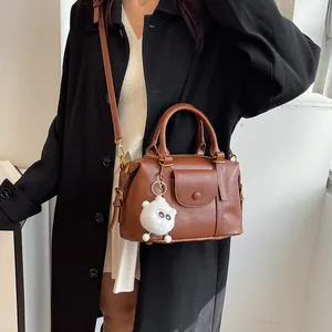 Borsa Boston vintage in pelle PU marrone con ciondolo di peluche e tracolla regolabile