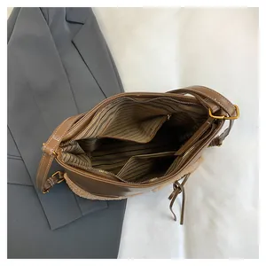 Makroansicht der Tascheninnenseite mit Streifenfutter und Lammfell-Patchwork-Boden