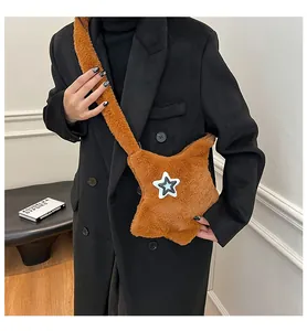 Dettaglio di una borsa a tracolla in peluche caramello a forma di stella con texture morbida