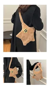 Dettaglio della borsa a stella in peluche kaki con morbida ecopelliccia ed emblema centrale