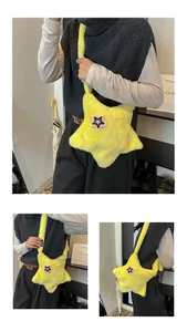 Dettagli di una borsa a tracolla in peluche giallo a forma di stella per donna