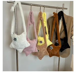 Serie di borse a tracolla in peluche a forma di stella su un supporto di metallo