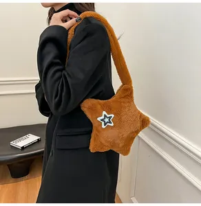 Vista dettagliata della borsa a tracolla in peluche marrone a forma di stella