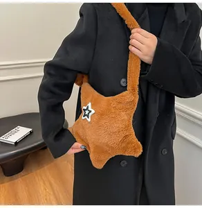 Vista dettagliata della borsa a tracolla marrone in peluche a forma di stella con decori