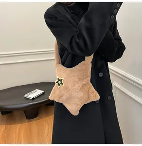 Dettaglio della borsa a tracolla in peluche color kaki a forma di stella con patch