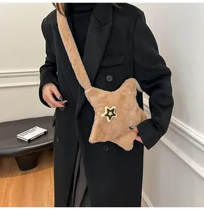 Dettaglio della borsa a tracolla a forma di stella in peluche color cammello sul cappotto