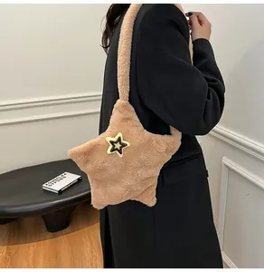 Dettaglio della borsa a tracolla a forma di stella in morbido peluche kaki