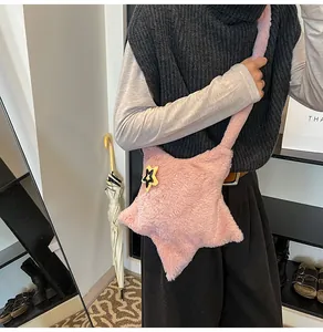 Dettaglio borsa a tracolla in peluche rosa a forma di stella con morbida ecopelliccia e patch