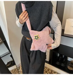 Dettaglio borsa a tracolla a stella in pelliccia sintetica rosa con texture morbida