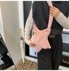 Dettaglio della borsa a tracolla in peluche rosa a forma di stella con morbida ecopelliccia