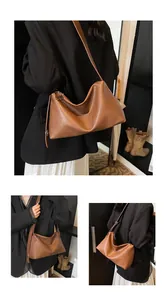 Détail du sac bandoulière en cuir souple marron avec fermeture éclair et sangle large