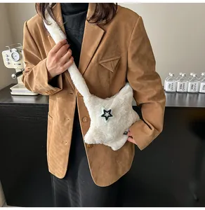Dettaglio della borsa a tracolla bianca a forma di stella in morbido tessuto peluche
