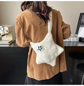 Vista posteriore dettagliata di una borsa a tracolla in peluche bianco a forma di stella