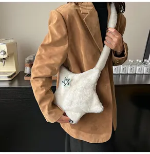 Dettaglio ravvicinato di una borsa a tracolla bianca in peluche a forma di stella