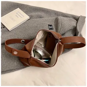 Vue intérieure du sac boston en cuir marron montrant sa capacité au quotidien