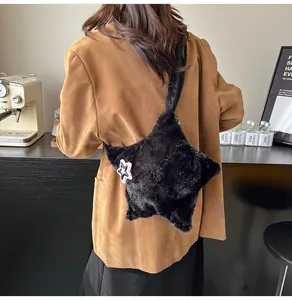 Dettaglio della borsa in peluche nero a forma di stella indossata su un blazer marrone