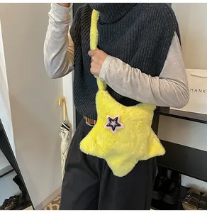 Dettaglio della borsa a tracolla in peluche giallo vivace a forma di stella in finta pelliccia