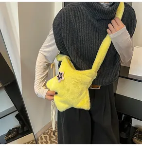 Dettaglio borsa a tracolla in peluche gialla a forma di stella con toppa rosa decorativa