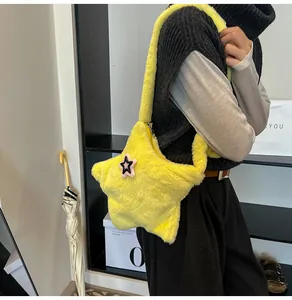 Dettaglio della borsa a stella in peluche giallo con morbida ecopelliccia e patch a stella