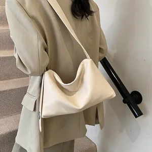 Grand sac hobo chic en cuir souple beige pour les déplacements urbains et style décontracté