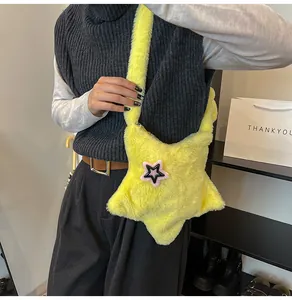 Dettaglio della borsa a tracolla gialla in peluche a forma di stella in finta pelliccia