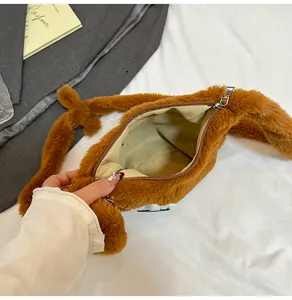 Vista interna dettagliata della borsa di peluche marrone con fodera e cerniera