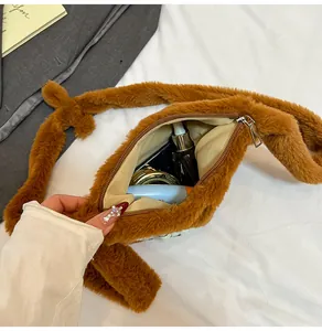 Vista interna della borsa a stella in peluche marrone con spazio per il trucco