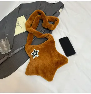 Dettaglio della borsa a tracolla in peluche marrone a forma di stella con toppa a stella