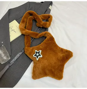Dettaglio macro della borsa a stella in peluche caramello con morbida trama in ecopelliccia