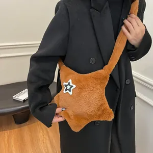 Borsa a tracolla marrone a forma di stella in morbida ecopelliccia con cinturino in peluche