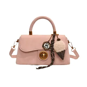 Roze suède crossbodytas met metalen slot en ijsje-hanger voor damesmode voor winter 2025