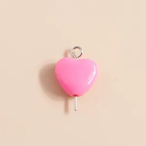Nahaufnahme des rosa Acrylherz-Anhängers mit silberner Metallöse für DIY-Schmuckherstellung
