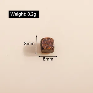 Dettaglio macro di una perla quadrata in legno da 8mm e 0,2g per gioielli fai-da-te